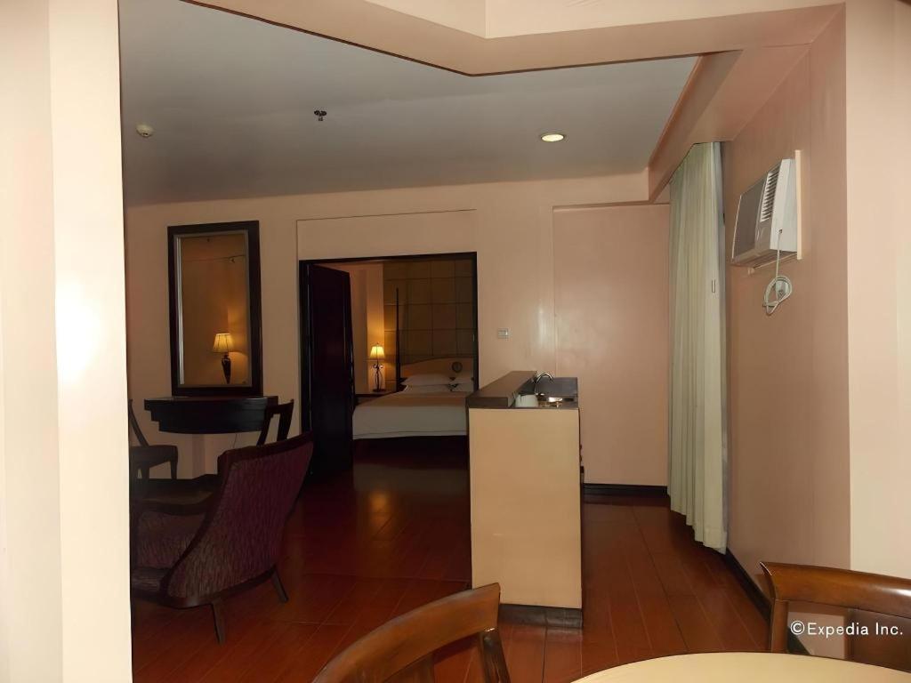 Planta Centro Bacolod Hotel & Residences מראה חיצוני תמונה