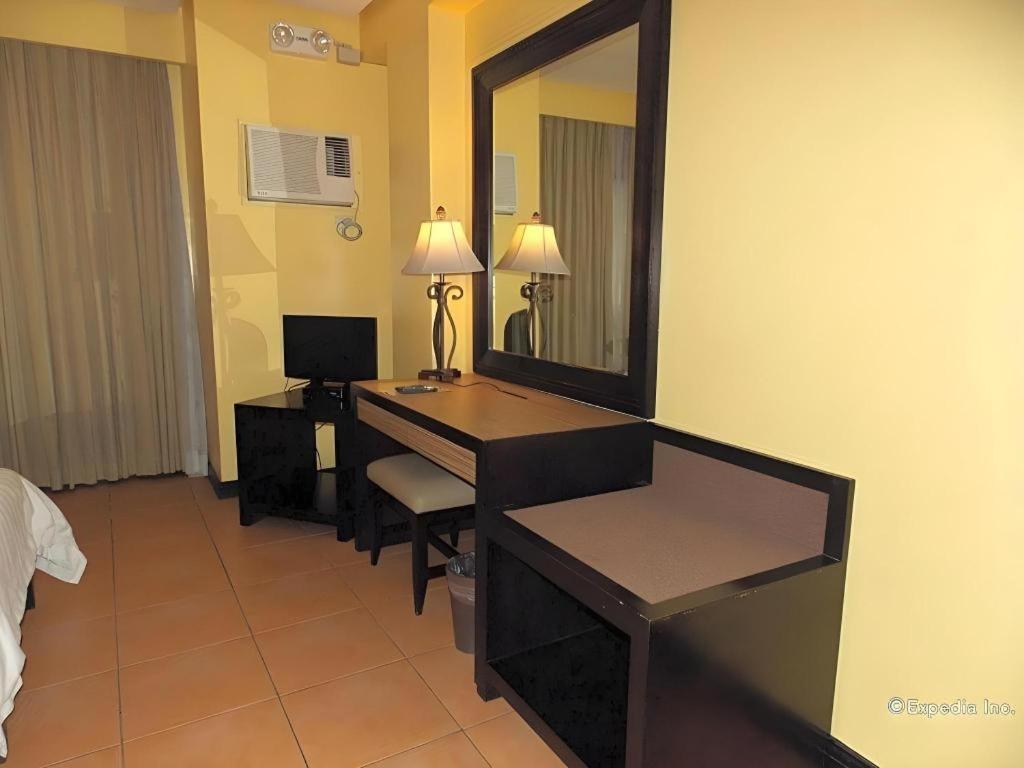 Planta Centro Bacolod Hotel & Residences מראה חיצוני תמונה