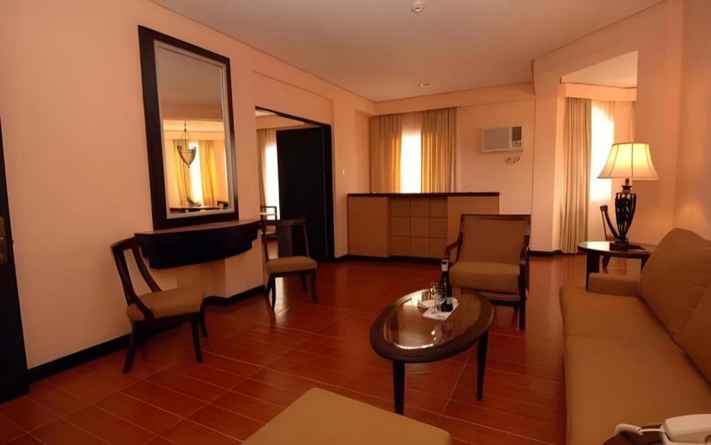 Planta Centro Bacolod Hotel & Residences מראה חיצוני תמונה