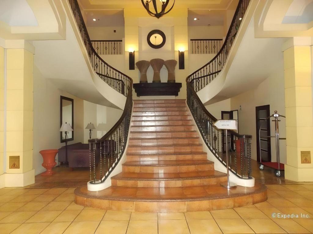 Planta Centro Bacolod Hotel & Residences מראה חיצוני תמונה