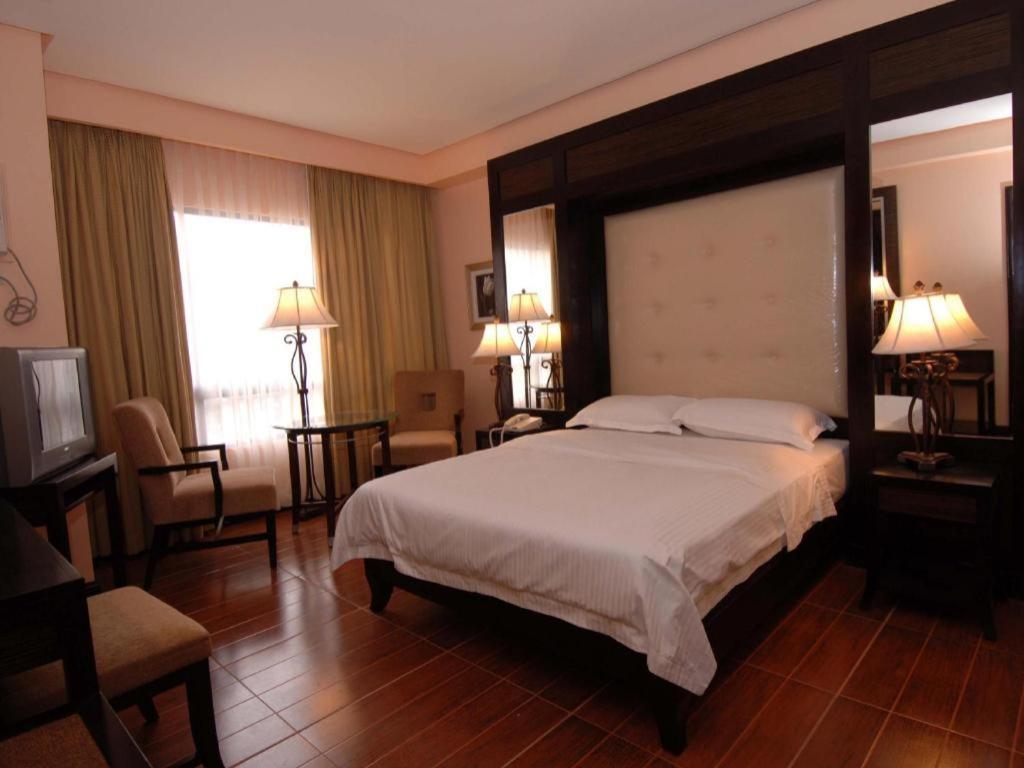 Planta Centro Bacolod Hotel & Residences מראה חיצוני תמונה