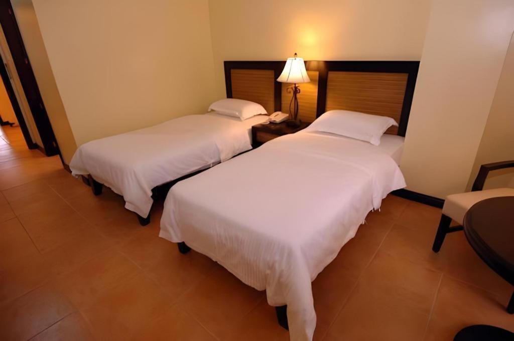 Planta Centro Bacolod Hotel & Residences מראה חיצוני תמונה