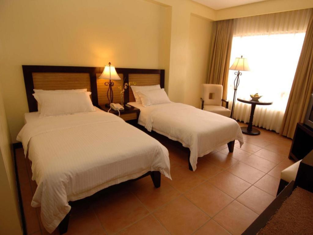 Planta Centro Bacolod Hotel & Residences מראה חיצוני תמונה