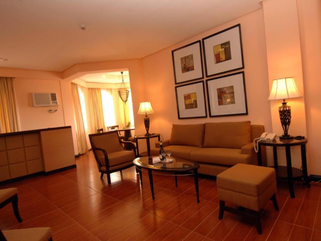 Planta Centro Bacolod Hotel & Residences מראה חיצוני תמונה