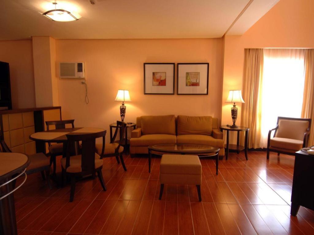 Planta Centro Bacolod Hotel & Residences מראה חיצוני תמונה