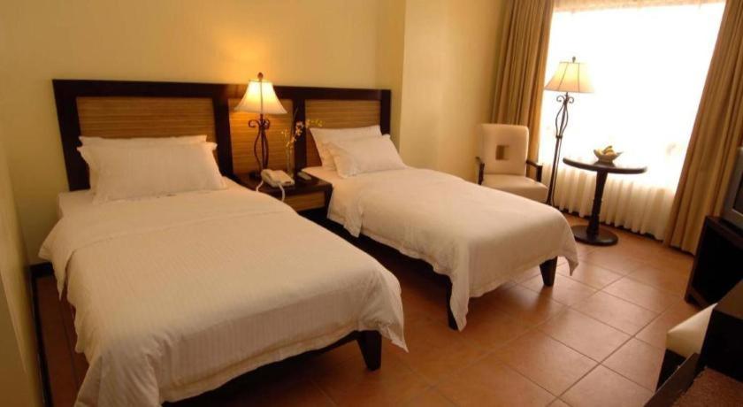 Planta Centro Bacolod Hotel & Residences מראה חיצוני תמונה