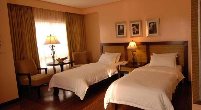 Planta Centro Bacolod Hotel & Residences מראה חיצוני תמונה